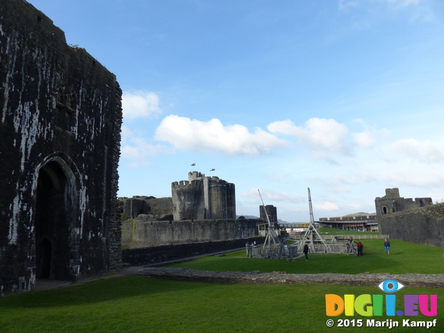 FZ023973 Caerphilly castle